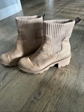 EUC Steve Madden Beige Chelsea Boots
